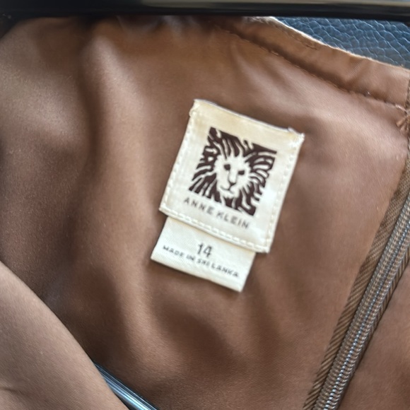 Anne Klein Women’s dress, size 14. Tan lace, with chocolate brown lining. - Picture 4 of 4